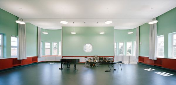 Innensanierung Gymnasium Alstertal Ein großer Innenraum mit Musikinstrumenten