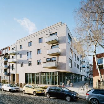 Neubau Wohn- und Gemeindehaus St. Markus-Hoheluft Mehrfamilienhaus Aussenansicht davor Autos