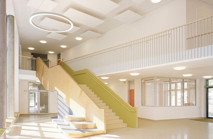 Grundschule An der Haake - Eingangshalle Foyer einer Schule mit Treppe und Lampe