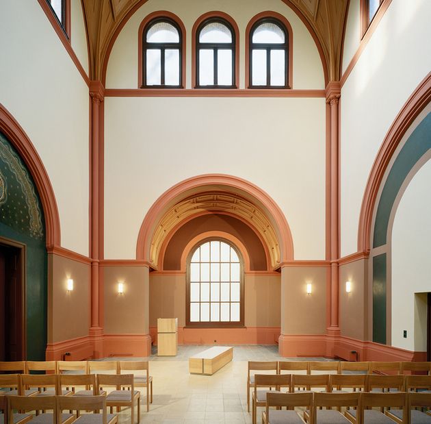 Kapelle 2 Ohlsdorfer Friedhof Innenansicht einer Kapelle mit Holzstühlen und Fenstern