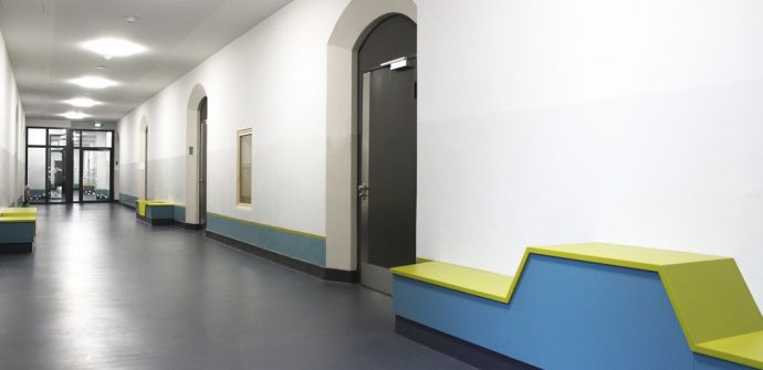 Gymnasium Lerchenfeld Flur eines Schulgebäudes